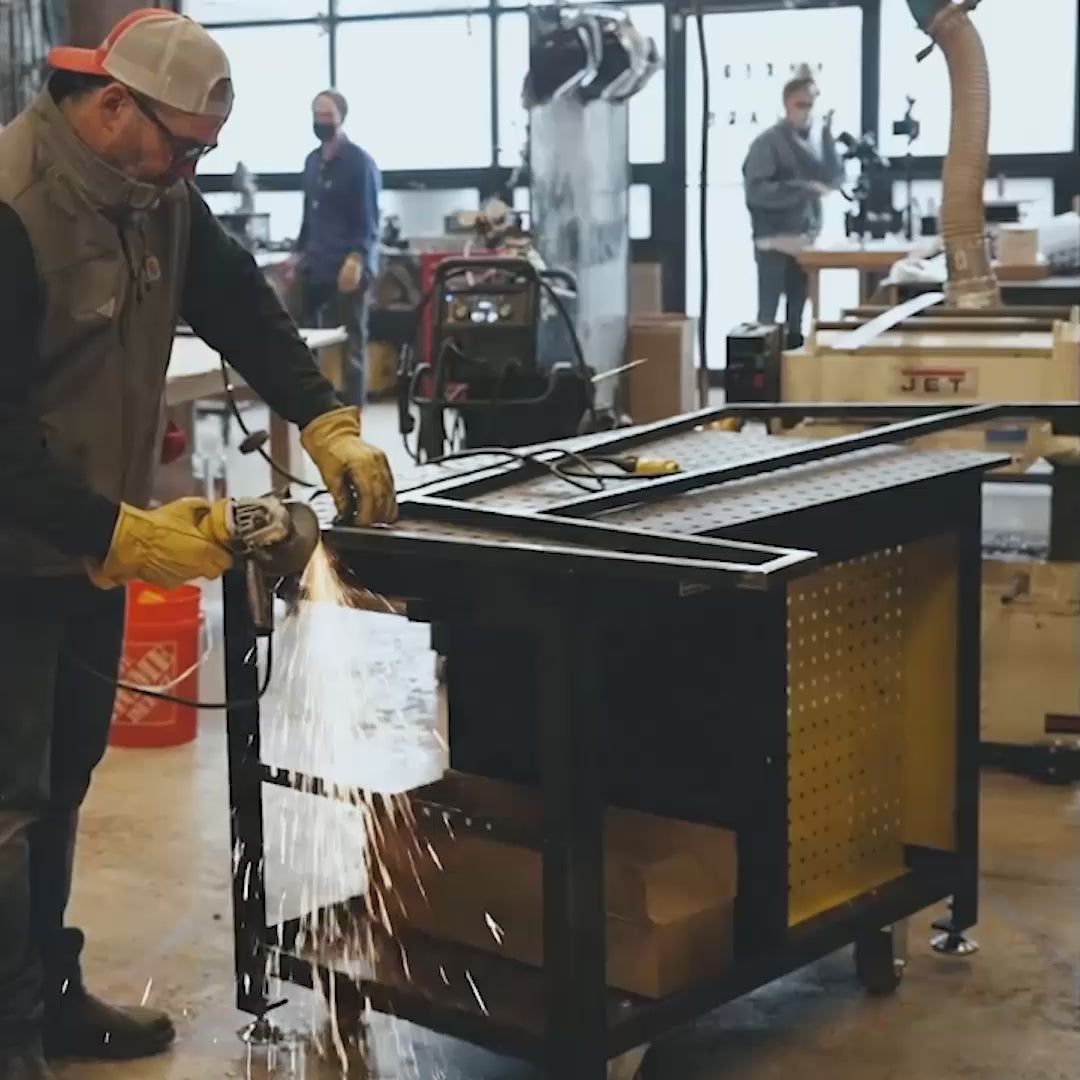 Cargar vídeo: Rhino Cart 48" x 30" Mobile Work Station