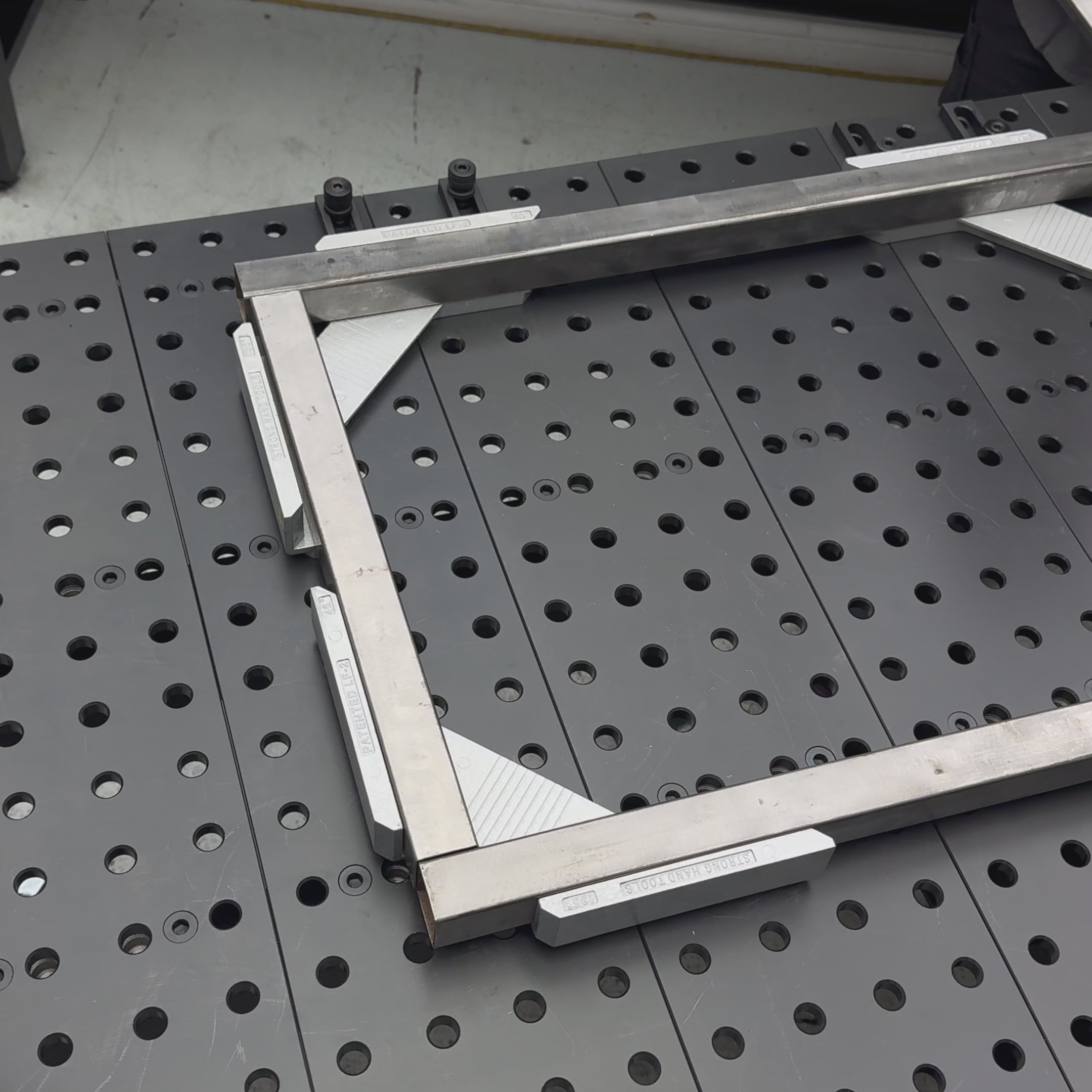 Cargar vídeo: Plantilla Tru-AngL de aluminio de 90°