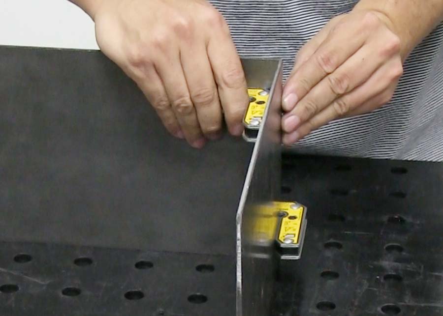 Inside outside welding angle magnet positioning steel plate at a corner