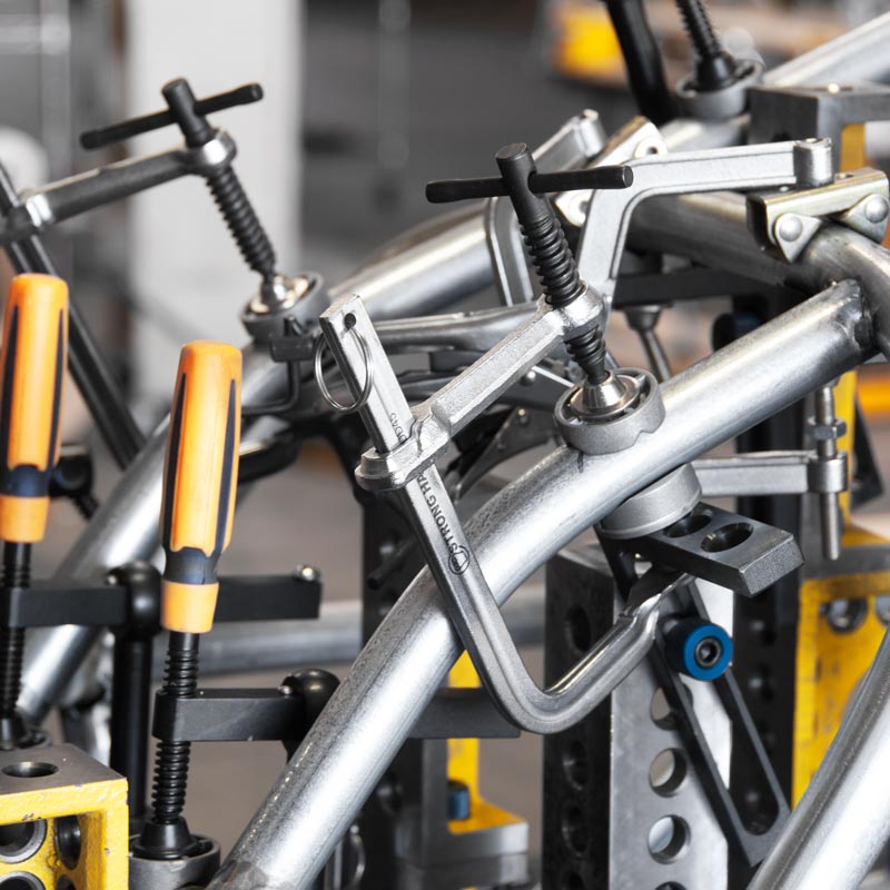 Abrazaderas en forma de F para trabajos livianos 